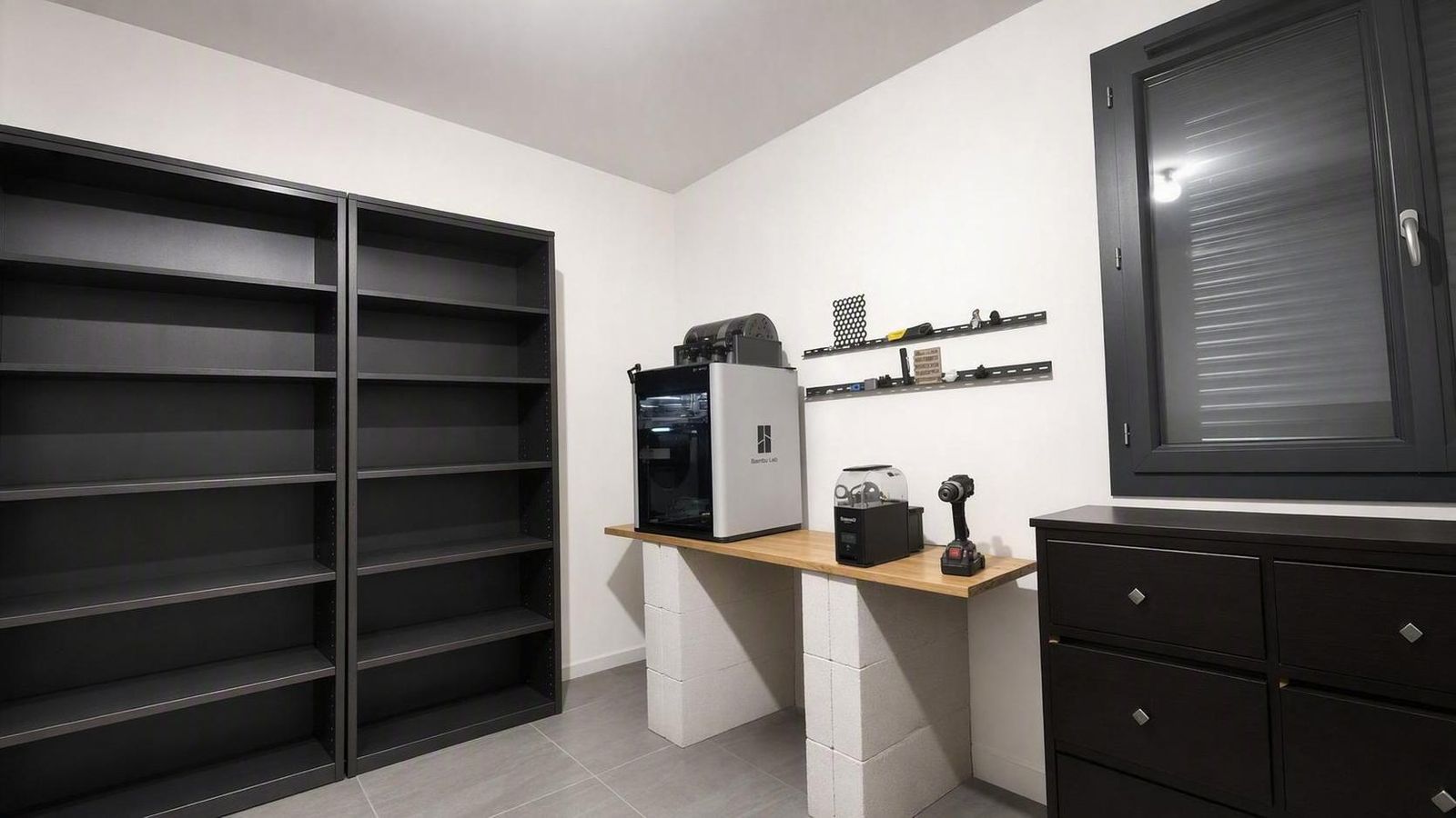 Bureau vidé de ses meubles